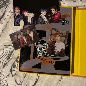 Stray kids in life album  - Allt som var med originellt är kvar, inget är skadat och cdn är aldrig spelad! Kommer med 3 photocards och en fotobok <3