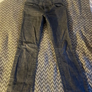 Lowwaist bootcut jeans från gul och blå!  - Köpta secondhand, säljer då de inte kommer till användning 🩷