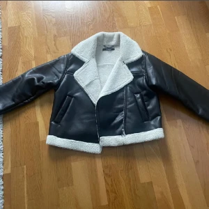 Skinn jacka - Säljer denna snygga skinn jacka med vit päls då den inte kmr till någon användning. Den är i bra skick.  Köparen står för frakt!💘