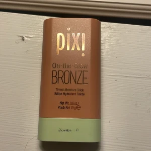 PIXI On-The-Glow bronze i färgen softglow  - Säljer då min pixi bronzer då den inte kommer till användning. Använd en gång med borste ALDRIG tagits direkt på ansiktet!! Köptes för ca 300 kr och säljs för 200 kr. Frakten står köparen för och köp inte direkt utan kontakta mig innan ❤️ 