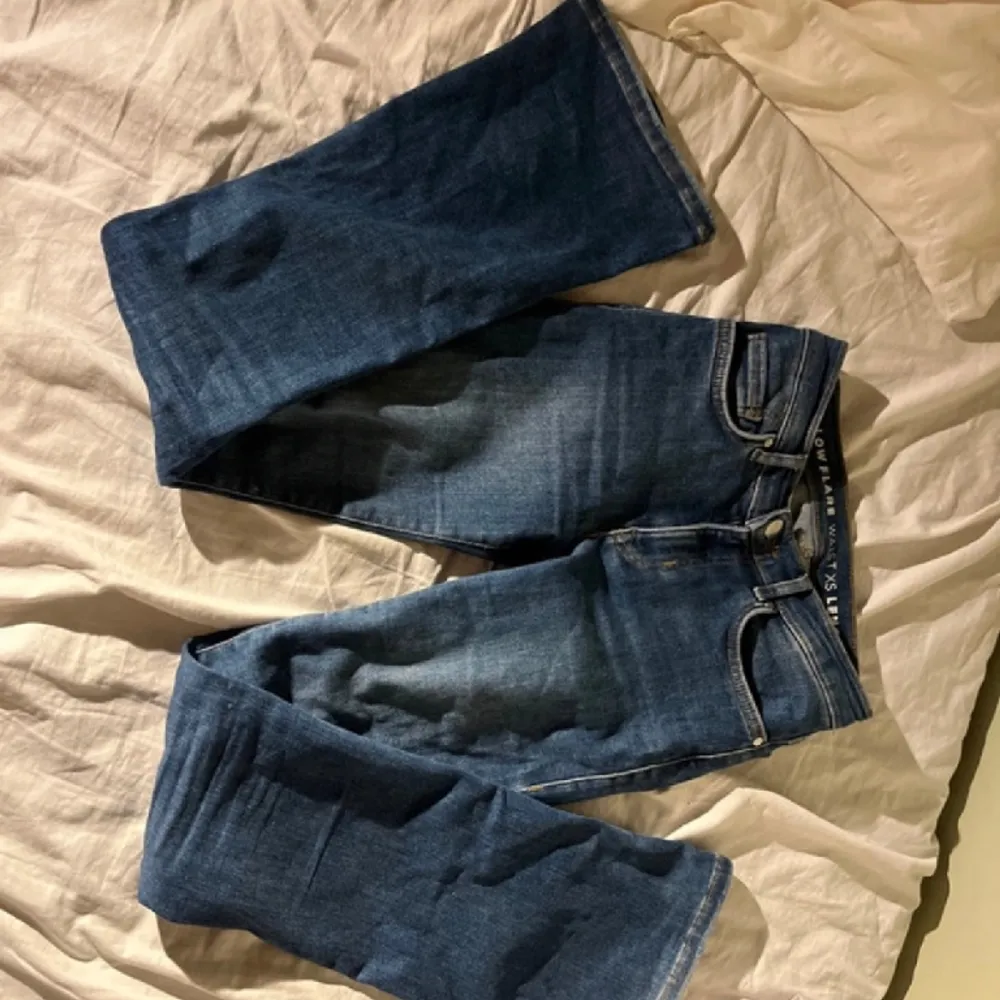 Mörkblå lågmidjade jeans i jätteskönt material. Model flare och knappt använda. Lite för långa för mig som är 164 cm lång. Nypris:500 . Jeans & Byxor.