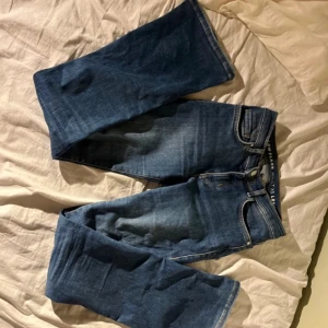 Utsvängda, lågmidjade jeans - Mörkblå lågmidjade jeans i jätteskönt material. Model flare och knappt använda. Lite för långa för mig som är 164 cm lång. Nypris:500 