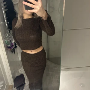 Kjol set - Säljer mitt fina kjol sett i färgen brun 😍. Oanvänd med prislapp kvar 😊