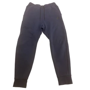 Nike Tech Fleece Byxor - Mörkblåa Nike tech fleece byxor i storlek Medium. De är använda men i bra skick. Köpt nya från Nike-appen. 