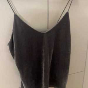 Grå linne i S - Inga hål eller fläckar, skriv dm för frågor eller bilder 