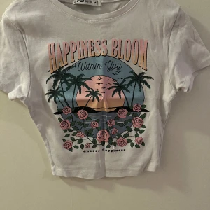 Kort T-shirt  - Kort topp med tryck—-vit färg,