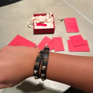 Valentino Armband  - Jag säljer nu mitt Valentino armband. Svart, dubbel. Orginalbox, kvitto, äktighetsbevis och påse finns. Två extra nitar. Armbandet är i nyskick 🫶🏻Nypris: 3400 
