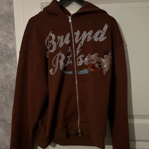 Brand of roses zip hoodie - Helt fel fri, perfekt skick. Tjockt skönt tyg. Är Medium men passar L Nypris 1000 kr