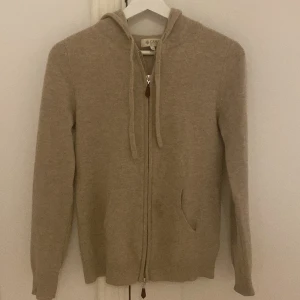 Kashmir zip hoodie - Tja, säljer en super snygg 100% Kashmir zip hoodie från Carlu de Monaco. Tröjan är i superfint skick. Säljer den då den tyvärr är för liten på mig. Tröjan är i storlek small men sitter något mindre än det. Hör gärna av dig om du har några frågor!