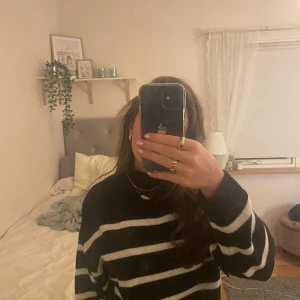 Stickad randig tröja  - Jättefin stickad svart-vit randig tröja från H&M❣️endast använd en enstaka gång, därför i nyskick! Hör av dig vid intresse!😊❤️‍🔥