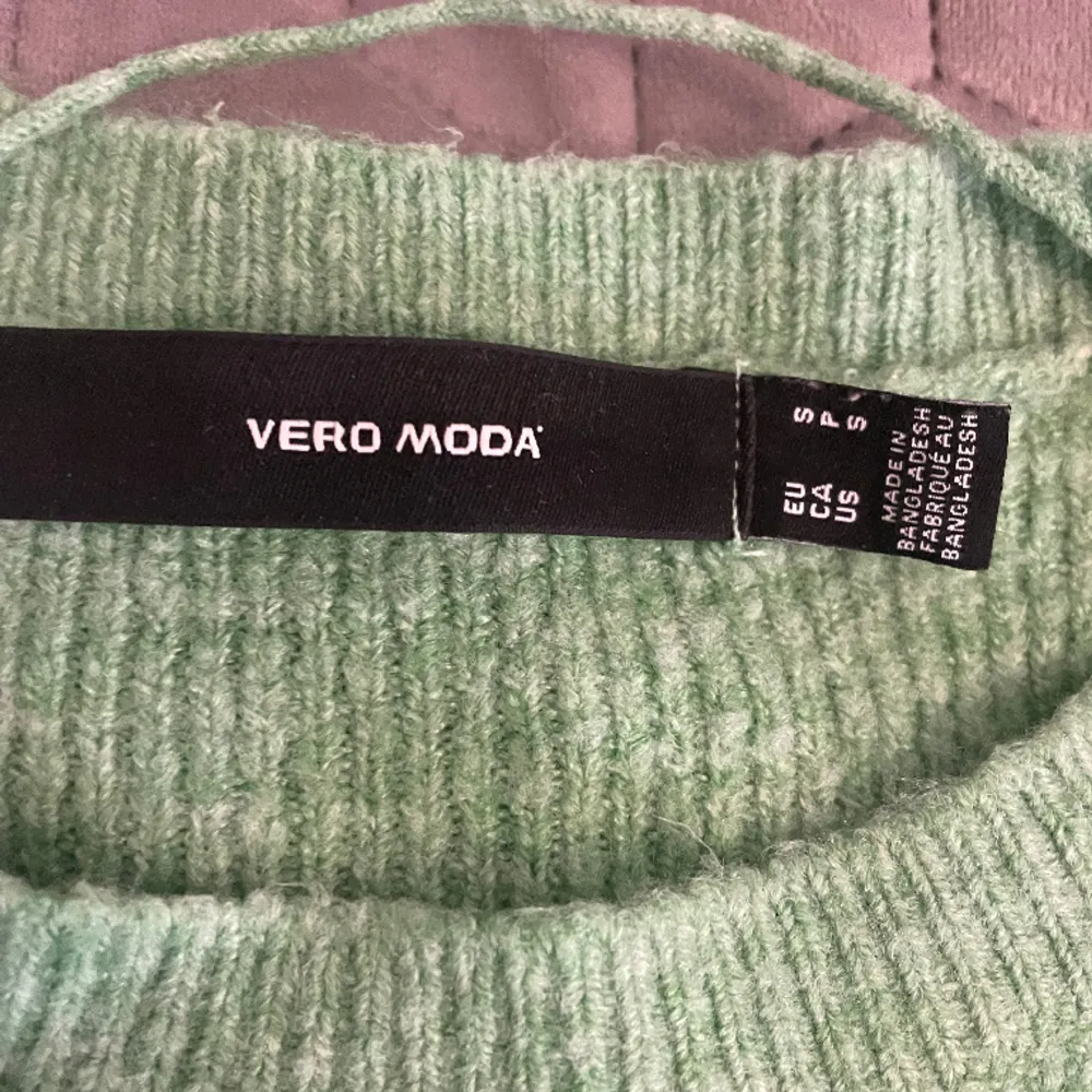 Stickad t shirt från Vero Moda i grön. Den har puff ärmar💗. Stickat.