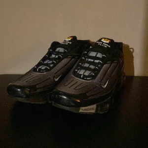 Nike tn svart gråa 42.5 - Tja! Säljer ett par nike tn i färgen svart och grå, riktigt bekväma skor i storlek 42.5👍knappt använda som man ser på bilderna💫