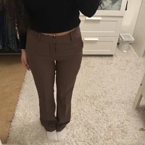 Bikbok kostymbyxor  - Slutsålda populära bruna kostymbyxor från Bikbok! Storlek 36, inga defekter! Kommer ej till användning