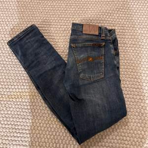 Ett par riktigt feta och stilrena jeans som passar till nästan allt! De är storlek W28 men skulle mer säga att de sitter som 29 eller 30