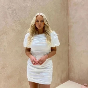 Linn Ahlborg x Nelly klänning  - Vit klänning från Nelly som jag köpt här på plick. Var tänkt som studentklänning men hittade en annan jag tyckte mer om. Den är strl 40 men passar mig som är 36/38 ganska bra.