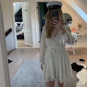 Vit klänning  - Perfekt till studenten! Går att knyta i midjan och har dragkedja i ryggen 🫶🏼