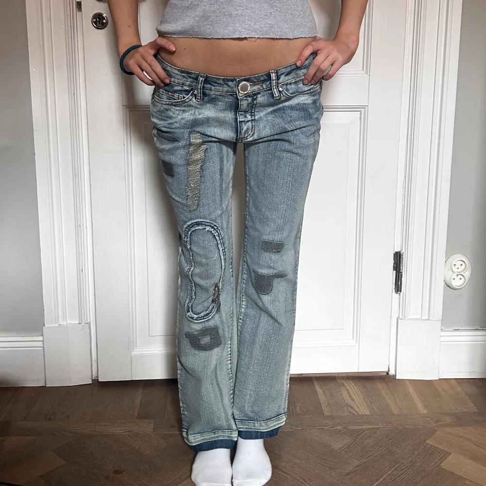 Jeans Botcut , Lågmidjade med massa detaljer . Jeans & Byxor.