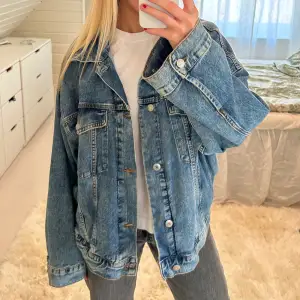 Supersnygg Jeansjacka från H&M i storlek M! Pris: 220kr köpare står för frakt ❤️‍🔥