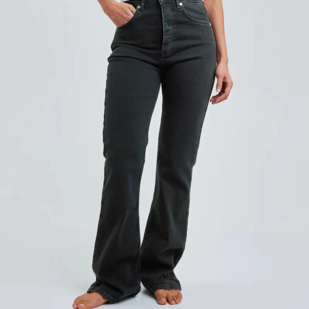Säljer mina bootflare jeans full length från BikBok. Färgen är en mörkgrå/svart typ o super snygga Köpte dem för ca 2 månader sedan och är i använt skick.  Obs. Lånat första bilden från Bikboks hemsida!. Jeans & Byxor.