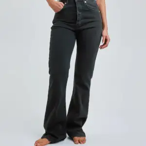 Säljer mina bootflare jeans full length från BikBok. Färgen är en mörkgrå/svart typ o super snygga Köpte dem för ca 2 månader sedan och är i använt skick.  Obs. Lånat första bilden från Bikboks hemsida!