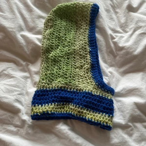 virkad huva/balaklava - har vad som ser ut som ett litet hål på framsidan (se bild) men det är bara ett stygn som råkade bli lite större, något som knappt syns när man har den på sig