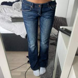 Jätte snygga lågmidjade bootcut/ straight jeans! Köpt secondhand och storlek står inte men sitter bra på mig som vanligtvis har S🥰 Kom privat för mer frågor!✨