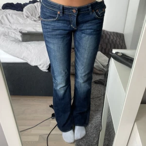 Low Straight/bootcut Jeans - Jätte snygga lågmidjade bootcut/ straight jeans! Köpt secondhand och storlek står inte men sitter bra på mig som vanligtvis har S🥰 Kom privat för mer frågor!✨