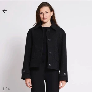 Kappa - Hjälper en vän! Säljer denna lager157 kappan i väldigt bra skick har inte kommit till användning.  Jätte fin nu till sommaren. Jackans original pris är 400kr.Pris kan diskuteras! Köpare står för frakten‼️❤️