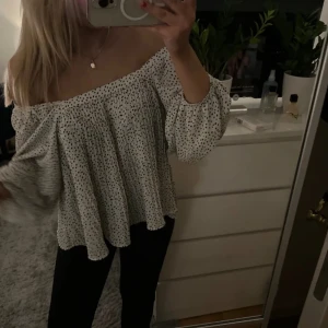 Zara tröja  - Super söt somrig tröja från zara, köpt på plick och aldrig använd av mig+ lånade bilder 