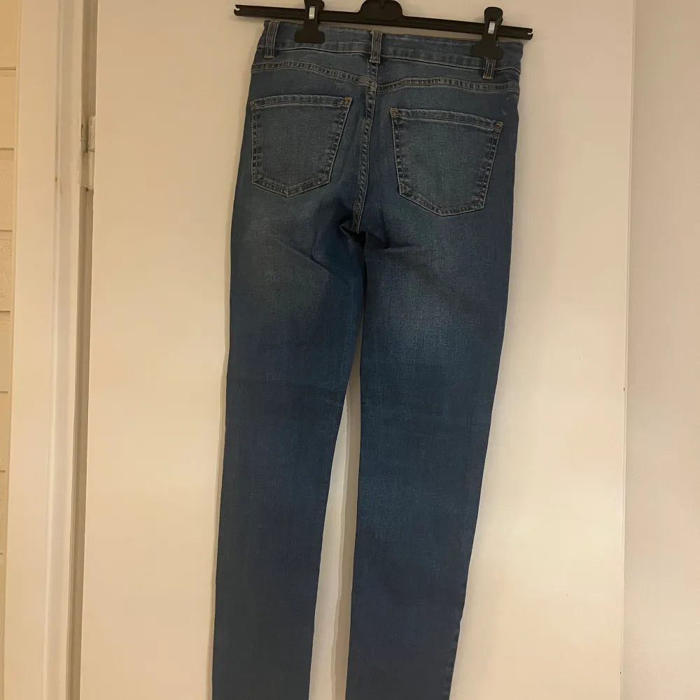 Ett par jeans som är helt oanvända. Lågmidajde . Jeans & Byxor.