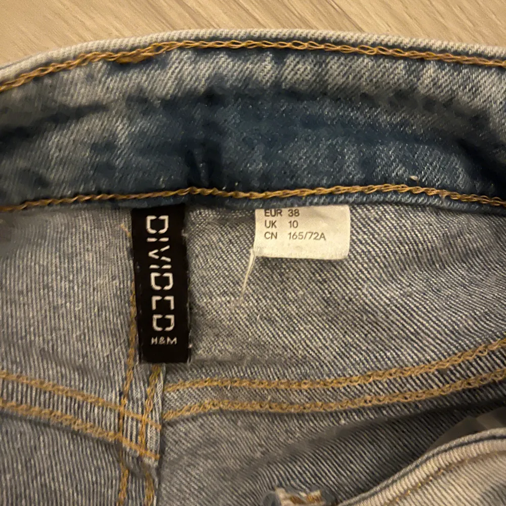 Säljer ett par ljusblå jeansshorts från h&m för att dom inte kommer till användning. Skitsnygga nu till sommaren💋💋💘. Shorts.
