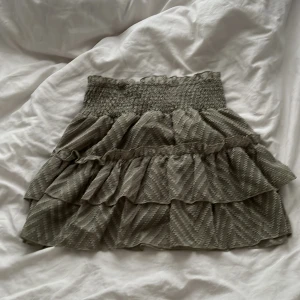 Volang kjol - Jättefin volang kjol från SHEIN strl Xs/s 60kr