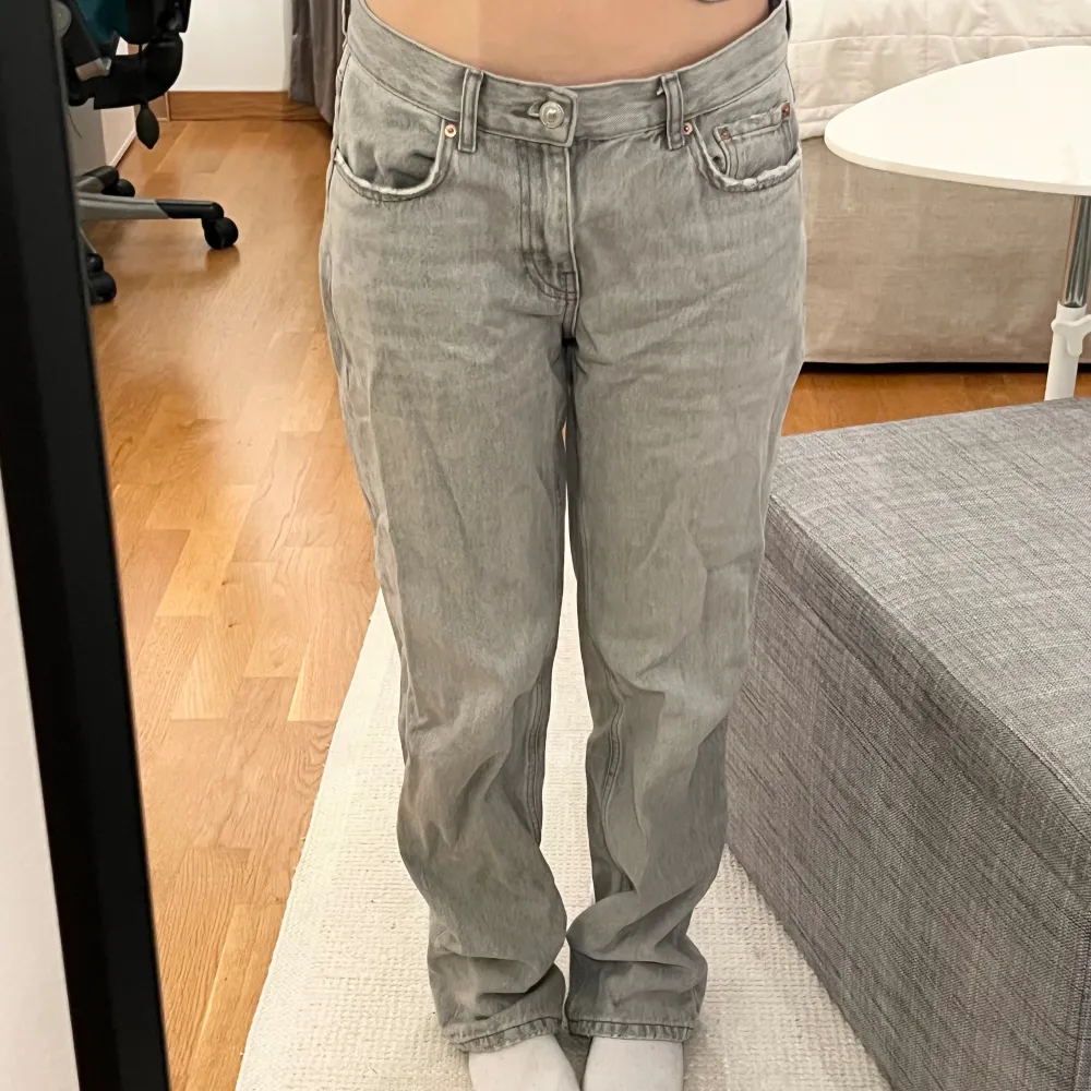Säljer dessa lågmidjade jeansen från Gina Tricot. Modellen är ”low straight petite jeans” Original pris 499kr 💗 Jeansen har inga defekter 🥰. Jeans & Byxor.