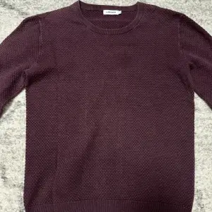 Säljer denna J Lindberg tröja i färgen vinröd med mönster, den är i fint skick och inget tecken på slitage storleken är S. PM vid funderingar 