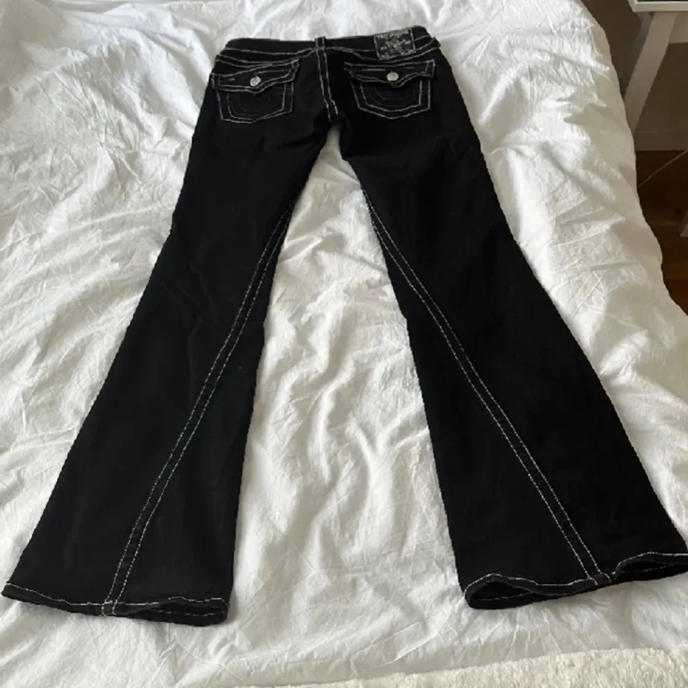 Lågmidjade bootcut true religon jeans💘 midja: 39cm innerben: 83 cm ((lånade bilder!!)). Jeans & Byxor.