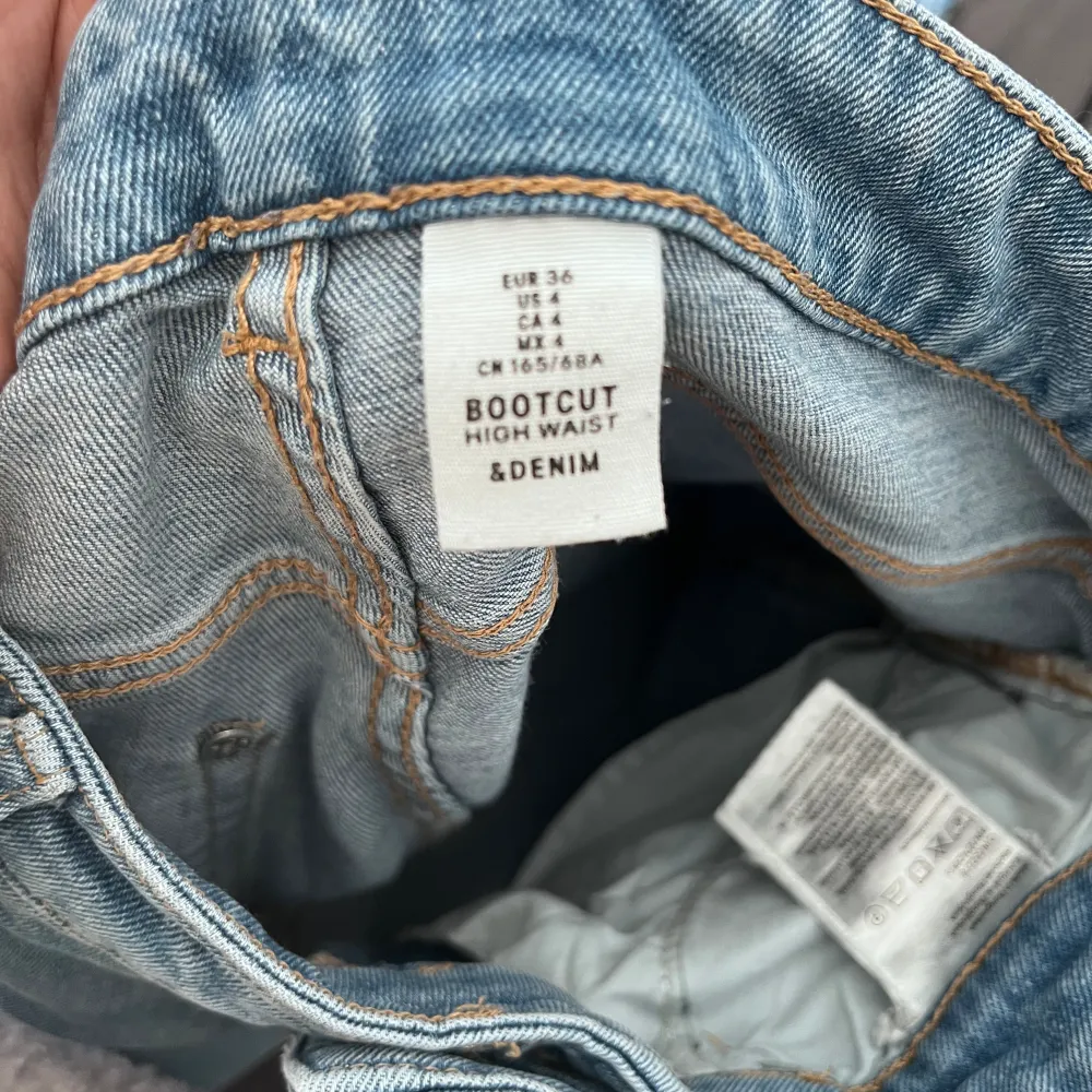 Ett par bootcut jeans med hög midja! Använda ganska mycket därför slitna men annars bara skick! Nypris ca 300 kr!. Jeans & Byxor.