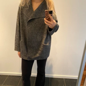 Zara kappa - Säljer denna fina kappa från zara som är lite tunnare och passar perfekt nu till våren! Storlek S.