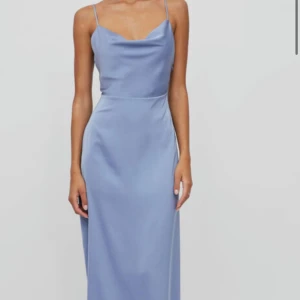 Blå klänning - En jätte fin blå klänning som man kan ha exempelvis på balen. Köpte här på plick men den var för kort för mig. Jätte fint skick med öppen rygg, hör av er vid fler frågor