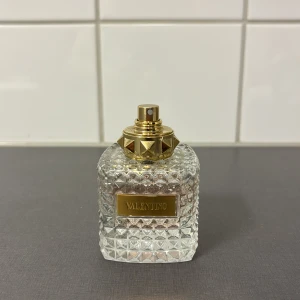 Valentino parfym - Säljer min valentino parfym då jag köpte fel doft. Använd max 5 gånger.  50ml  Nypris: 1400:-