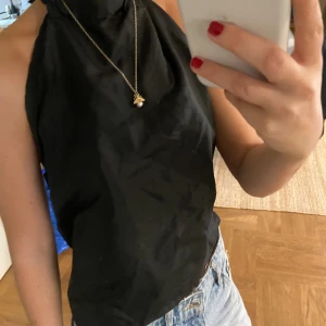 Svart topp  - Bra skick, köppt på plick. Skriv för frågor eller funderingar🥰