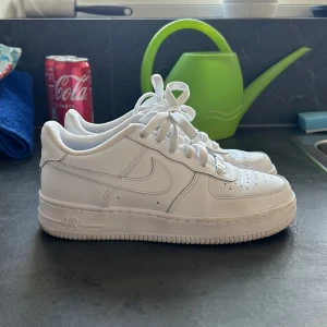 Air force 1  - Säljer morsans air forces då hon inte använder de. Knappt använda eftersom hon tyckte de va obekväma, skick 9,5/10, endast lite smutsiga på undersidan av sulan. 