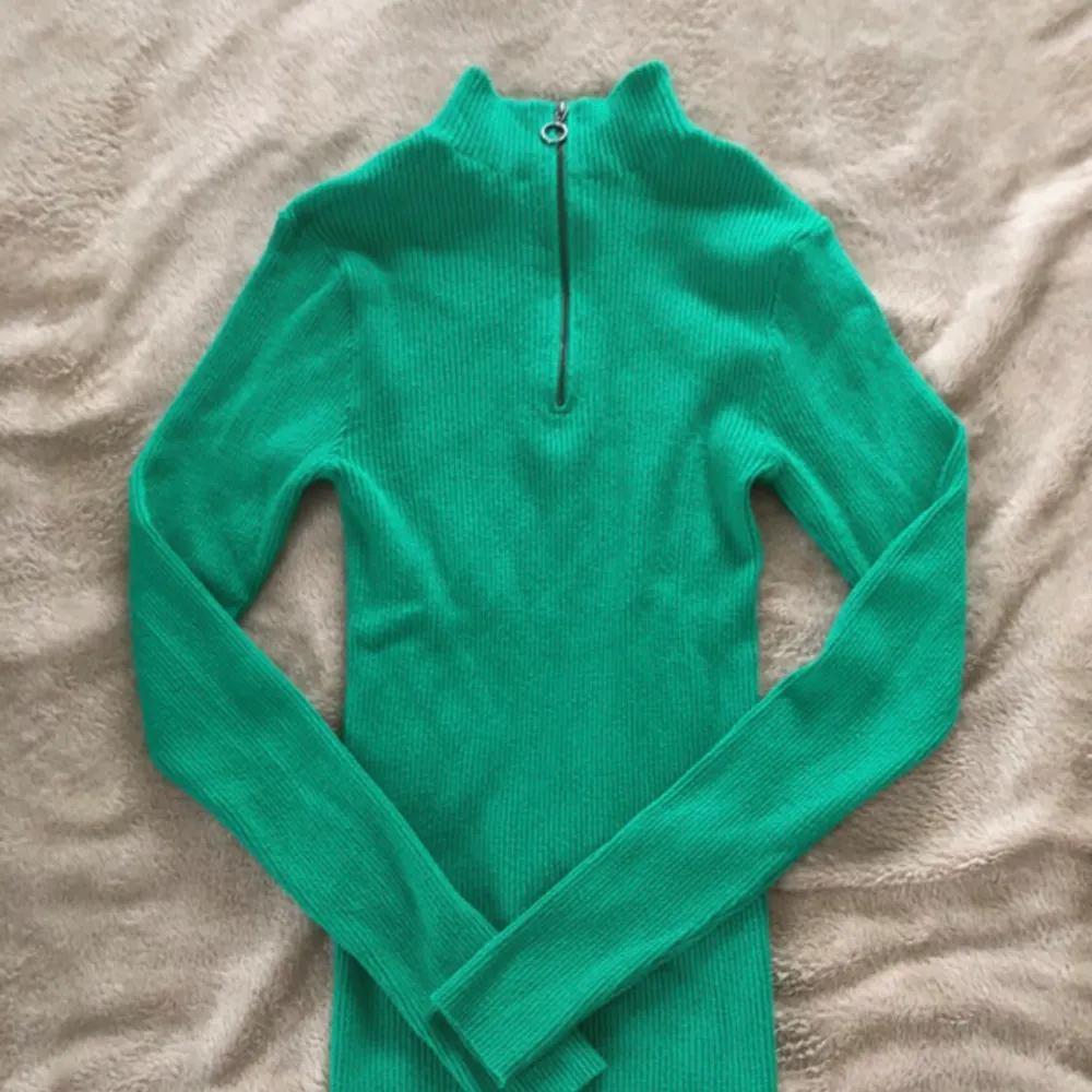 Snygg grön tröja med dragkedja framtill och lite polo. Den är ifrån Pieces🩷. Stickat.