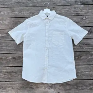 Säljer min Saks fifth avenue linne skjorta vit, storlek S. Den är inte använd. Köp i USA för 129$ Säljer för: 500
