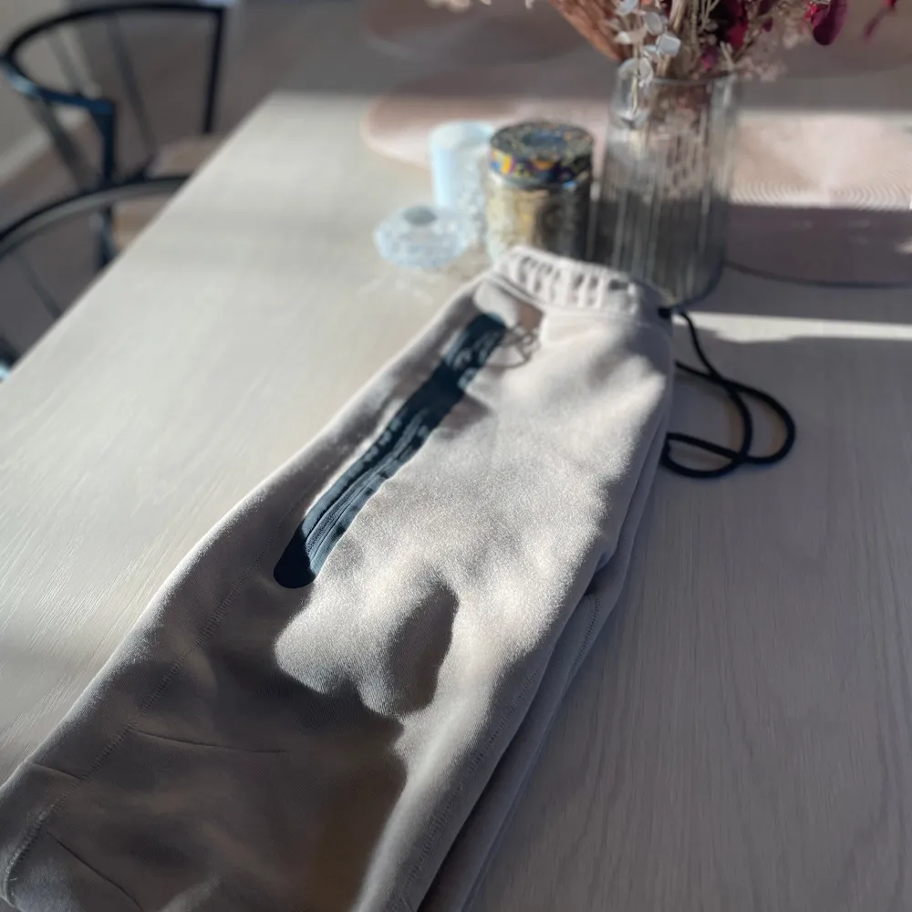 Säljer mina sprillans ny inköpta Nike Tech byxor bästa skick hoppas ni är intreserade 👍. Jeans & Byxor.