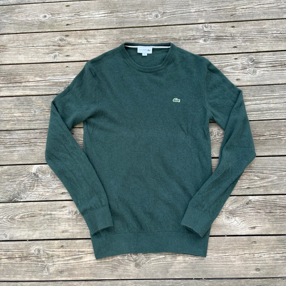 Grön Lacoste stickad tröja, använd 2-3 ggr. Storlek S. Köpt för: 999kr Säljer för: 350. Stickat.