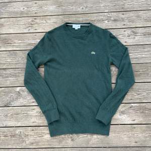 Grön Lacoste stickad tröja, använd 2-3 ggr. Storlek S. Köpt för: 999kr Säljer för: 350
