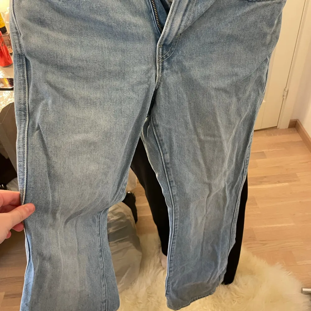Mid waist jeans från Weekday, fint skick  Se andra bilden för storlek . Jeans & Byxor.