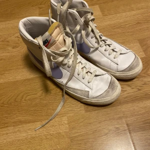 Nike blazer skor  - Vit/blåa Nike blazer skor som jag endast använt som gym-skor, där av lite svarta här och där. Köpta för 1200 på zalando