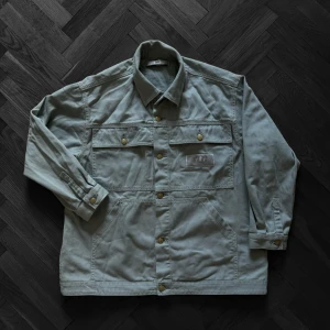 Eytys Jeans Jacka Cosmic Twill  - Eytys Jeans Jacka Cosmic Twill Size S Oversized  Lenght 70+5cm Arm lenght 53cm Shoulder to Shoulder 51cm Armpit to armpit 62cm