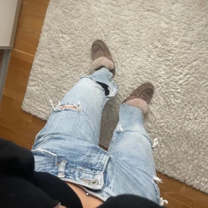 Slitna jeans - Slitna höga jeans från bershka i storlek 38. Gränsfall till korta på mig som är 176 cm! 🩷